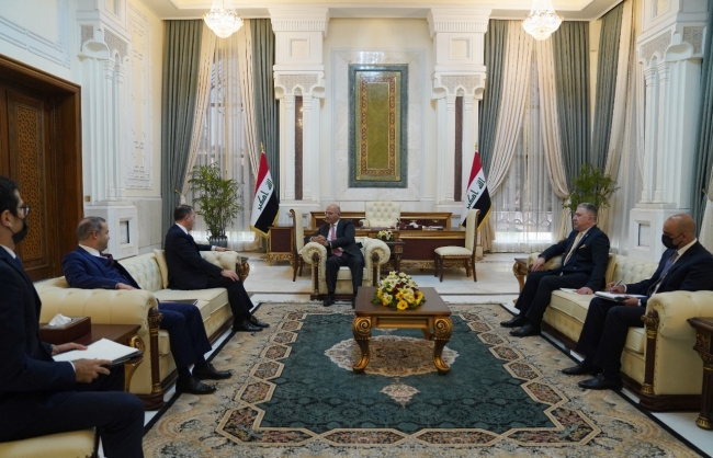 Türkiye Bağdat Büyükelçisi Fatih Yıldız'ın Irak Cumhurbaşkanı Berhem Salih ile yaptığı ikili görüşmeden... Fotoğraf: AA